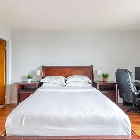 Cozy And Secure 3-Bedroom, 2-Bath Unit With 6 Beds And Beautiful Bay View